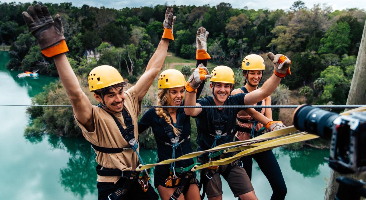 在峡谷高空滑索和探险公园乘坐飞索穿越大悬崖峡谷