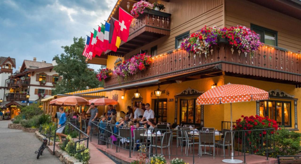 在韦尔村中心露天用餐