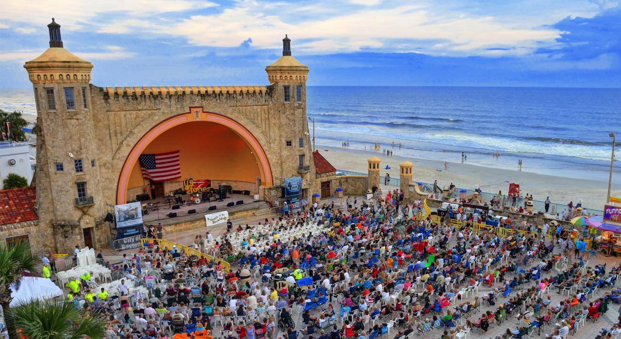 代托纳比奇户外舞台的海滨现场娱乐演出