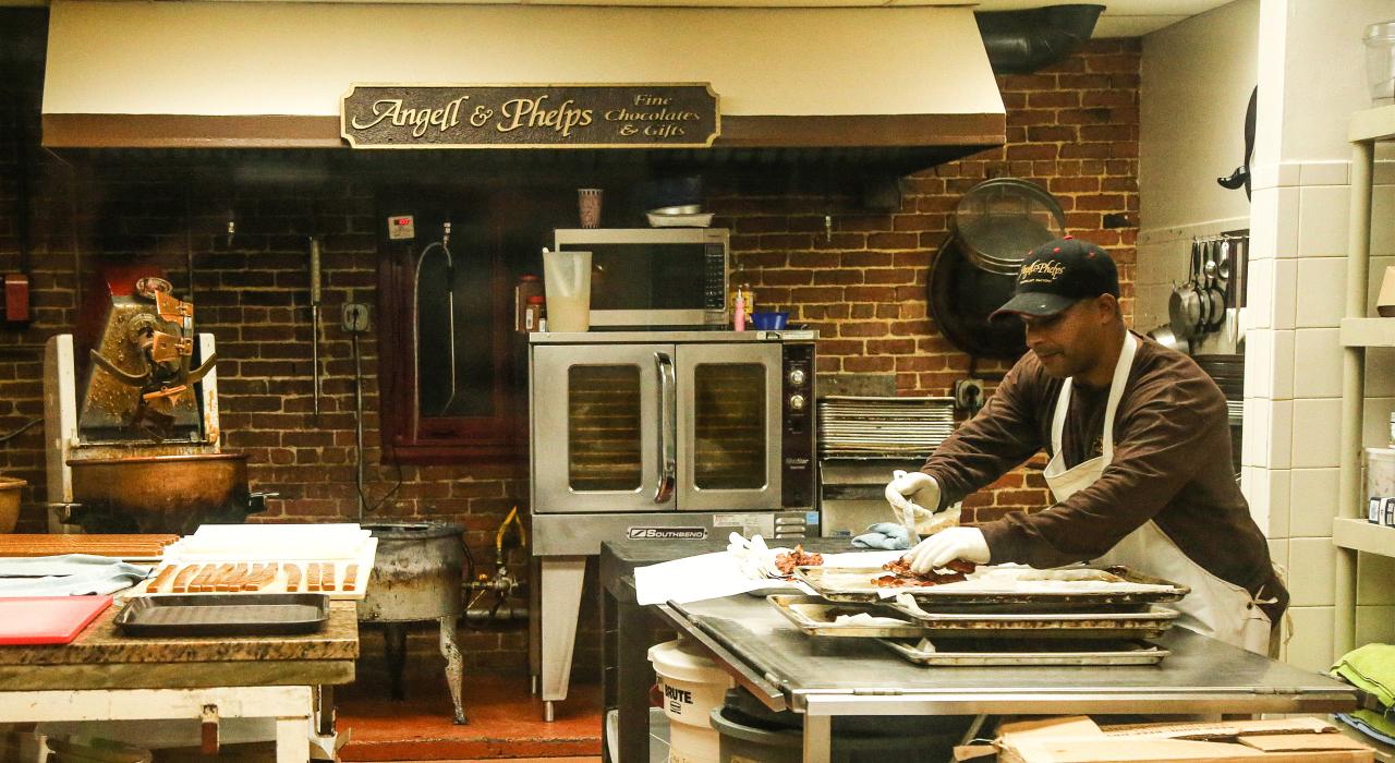 Angell & Phelps 店里的巧克力制作人员每天手工制作新鲜的优质巧克力