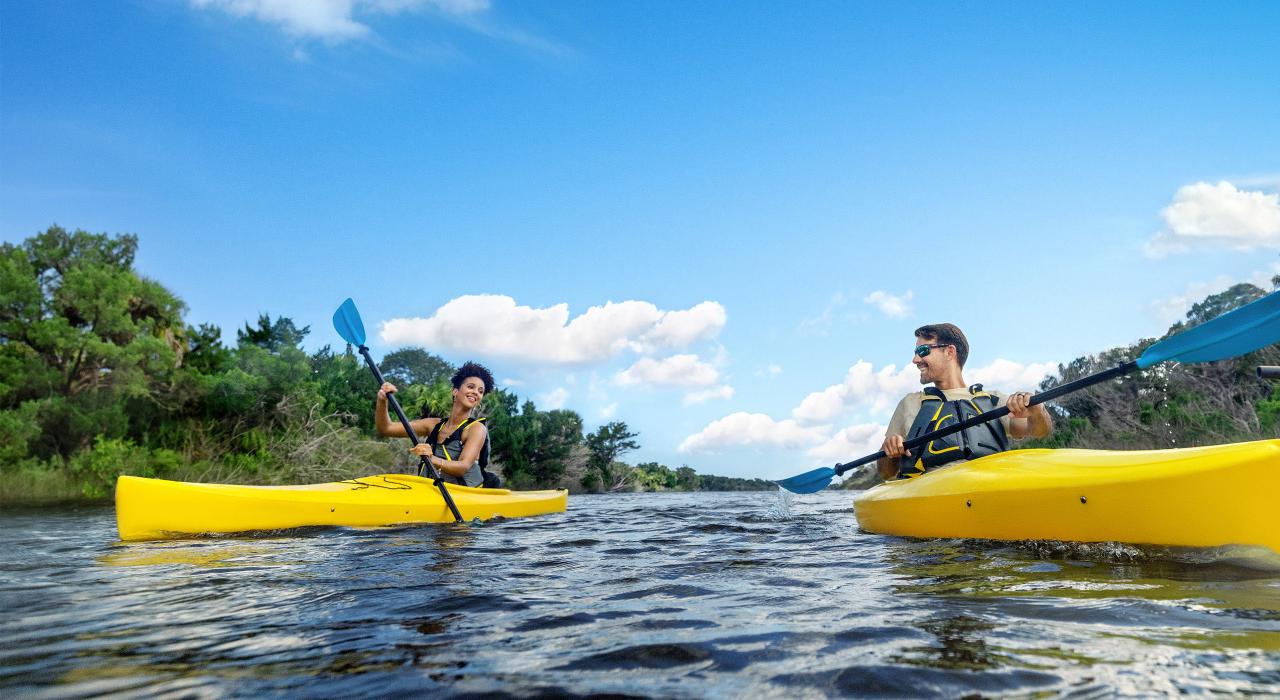 在托莫卡州立公园的托莫卡河上泛舟
