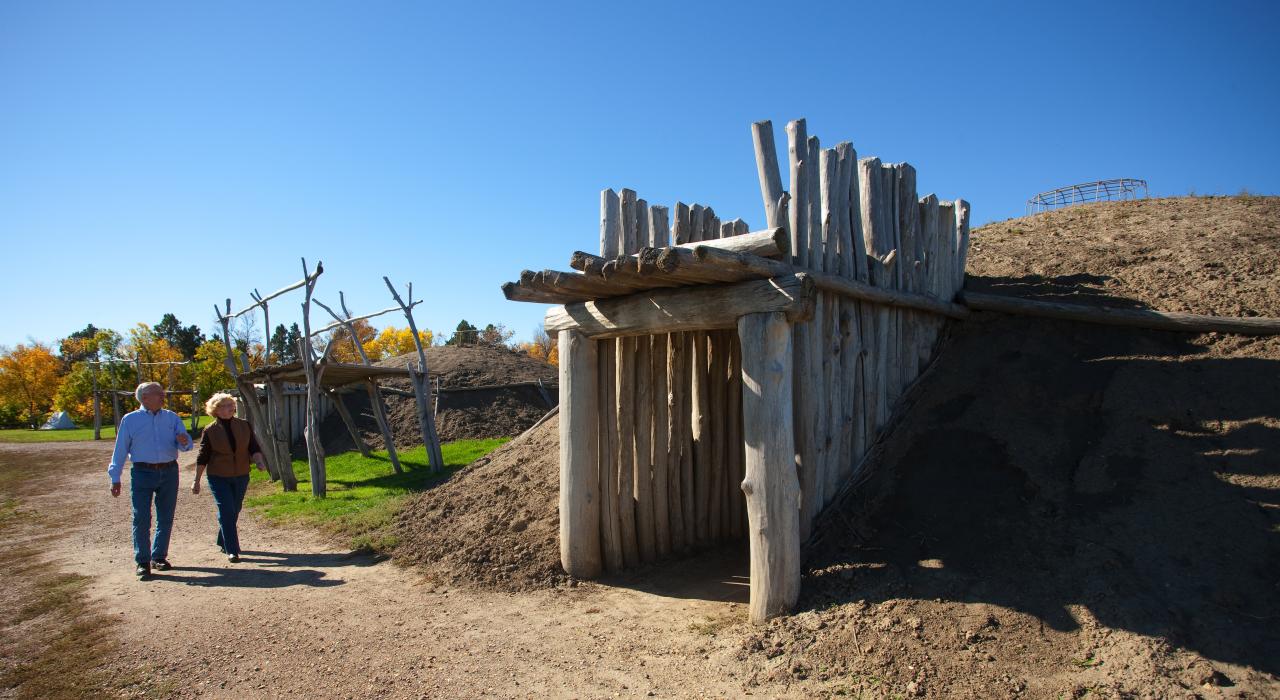 亚伯拉罕 林肯堡州立公园 On-A-Slant 印第安村的历史建筑，将 16 世纪曼丹民族的生活和传统娓娓道来