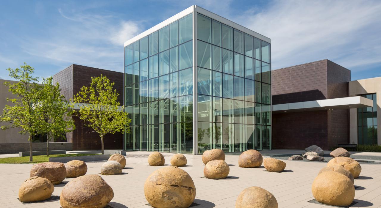 北达科他州遗产中心和州立博物馆充满现代气息的外观