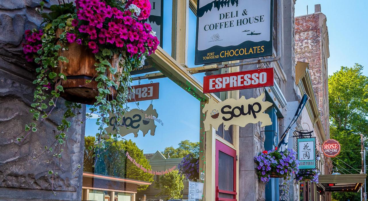 华盛顿州安吉利斯港宜人的街道