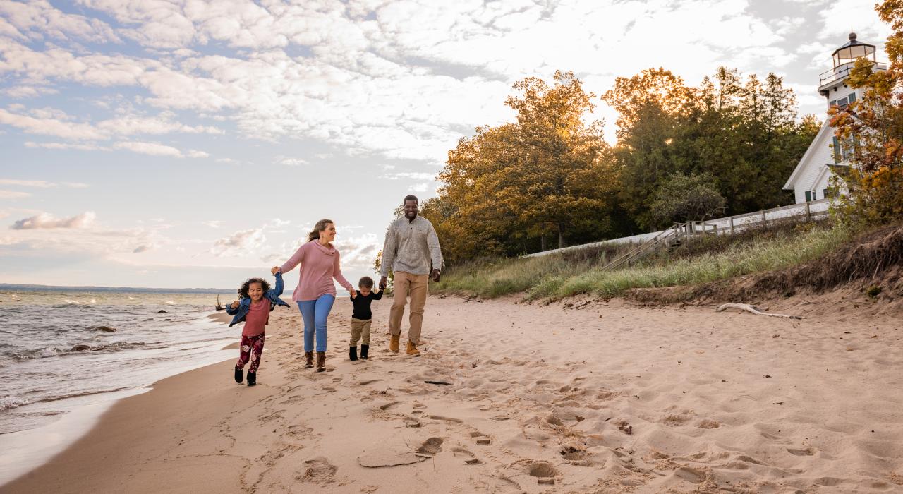 在蒙托克角灯塔附近的 Old Mission 半岛的沙滩上漫步