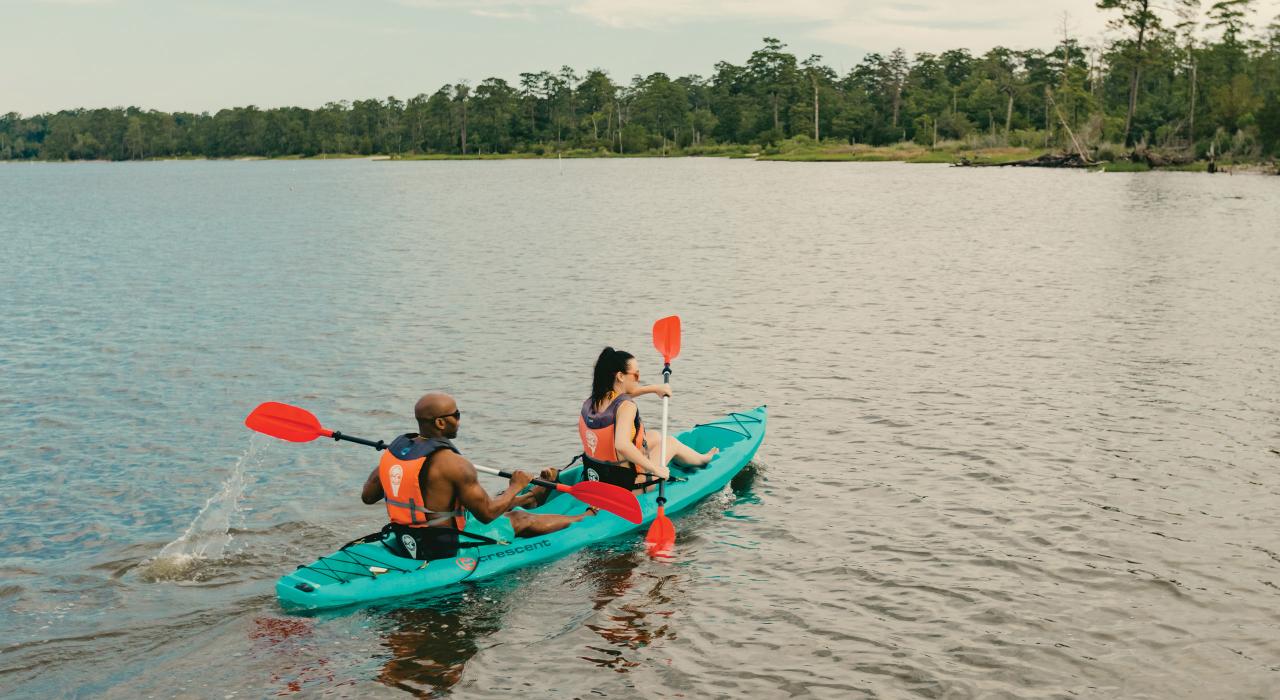 在首次登陆地州立公园的狭壁步道划船游览