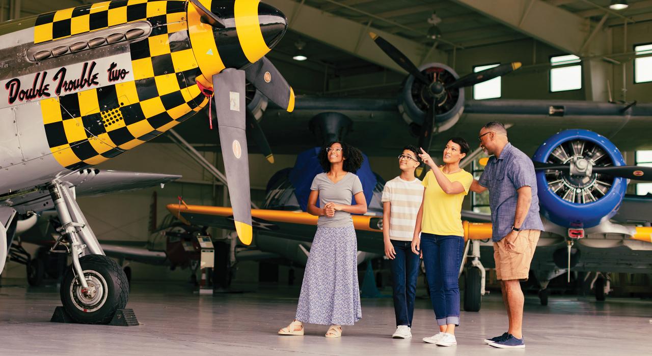 参观游览军事航空博物馆