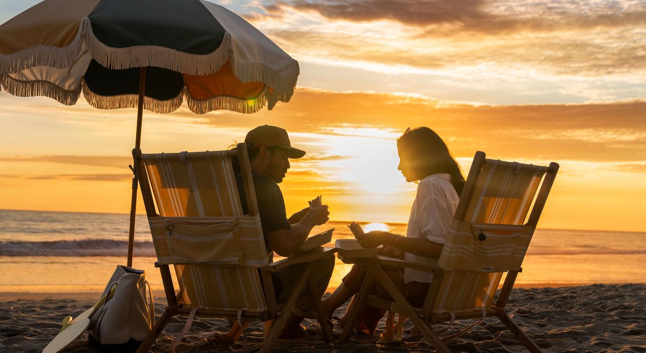 在海滩边欣赏日落美景，尽情放松身心