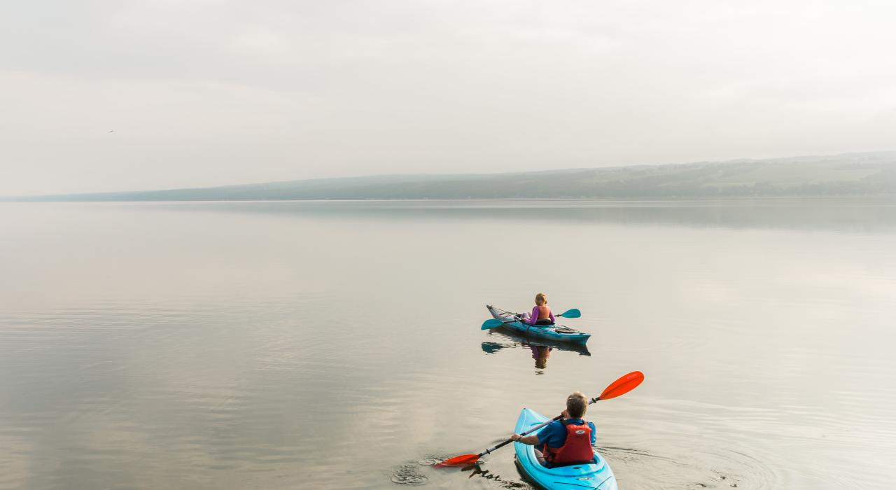 在塞内卡湖淡泊宁静的湖面上划独木舟