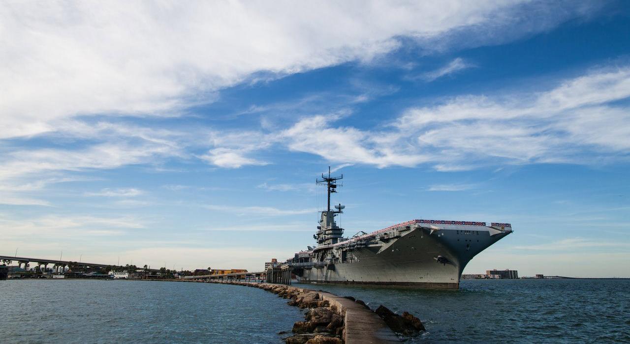 雄伟的列克星敦号航空母舰 (USS Lexington) 矗立在科珀斯克里斯蒂海湾