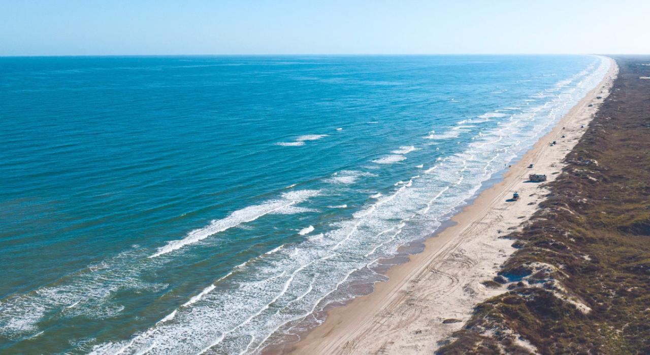 鸟瞰帕德里群岛国家海岸绝美的蓝色水域