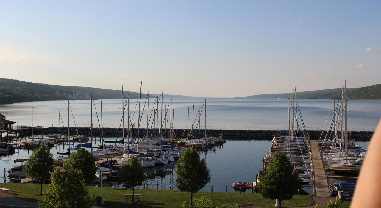 Glen Harbor Marina 码头的宁静一日