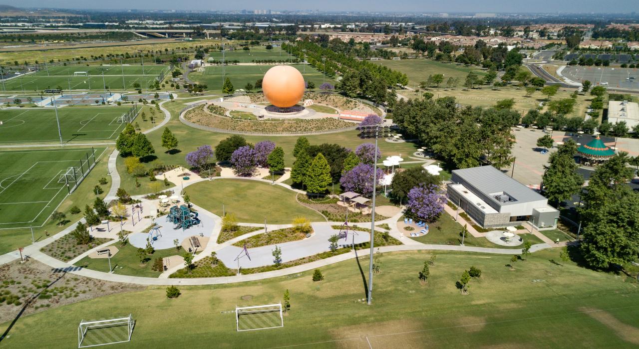 鸟瞰 Great Park 公园景色与标志性的 Great Park 热气球