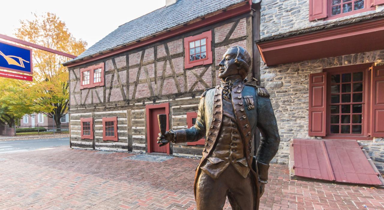 Una estatua del comandante de la Guerra de Independencia de Estados Unidos, el marqués de Lafayette, situada afuera del York County History Center