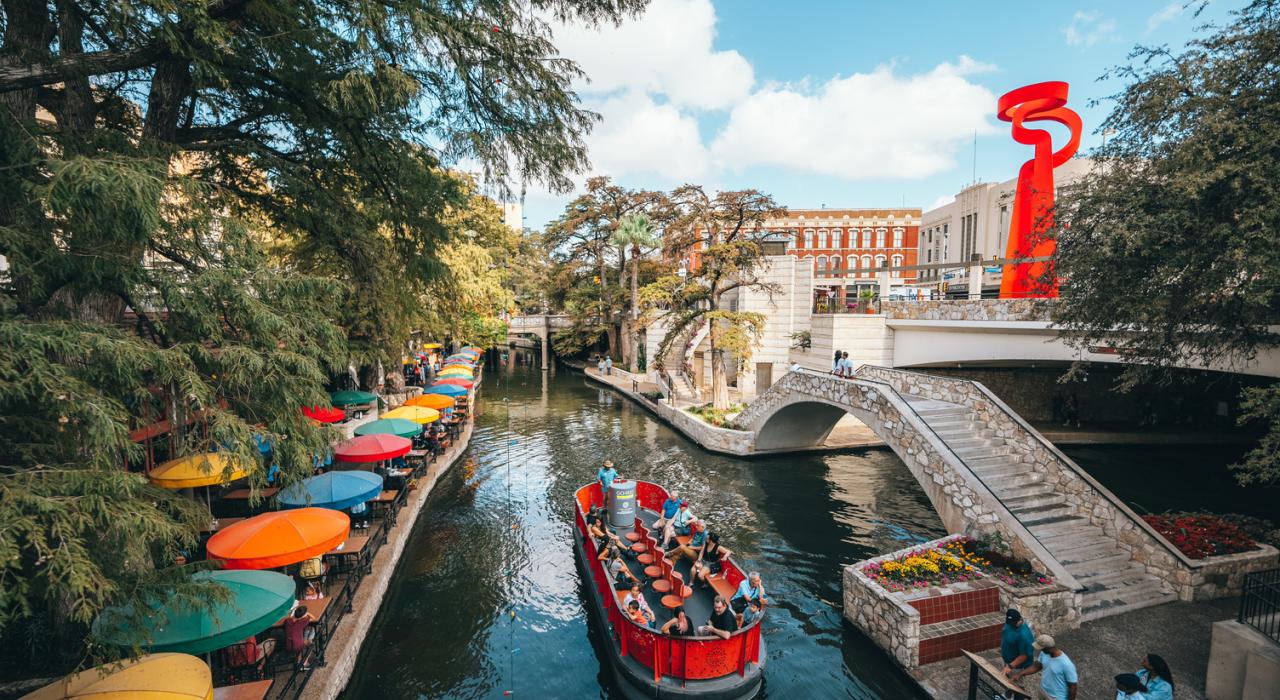 德克萨斯州圣安东尼奥河畔的一艘游船 德克萨斯州圣安东尼奥河畔的一艘游船