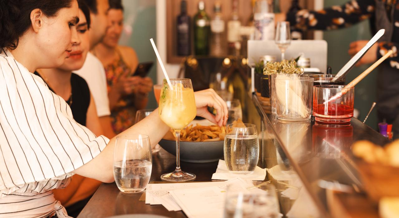 在 Clementine Cocktail Bar 酒吧，享受欢乐时光