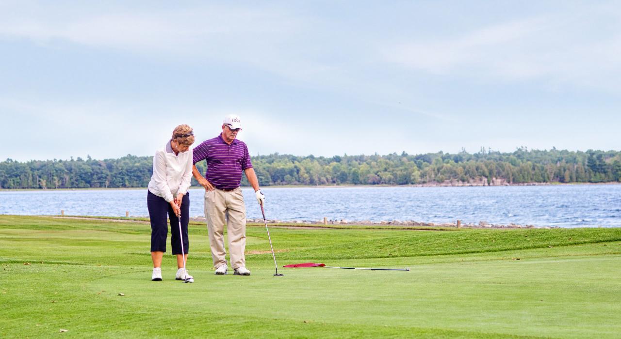 在布鲁夫角高尔夫度假村 (Bluff Point Golf Resort) 打高尔夫球