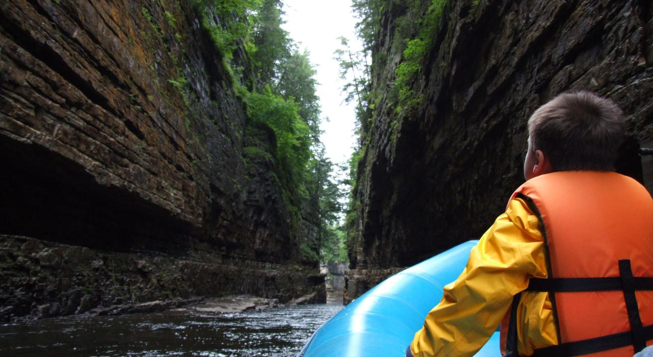 在奥萨布尔峡谷 (Ausable Chasm) 耸立的砂岩峭壁间漂流