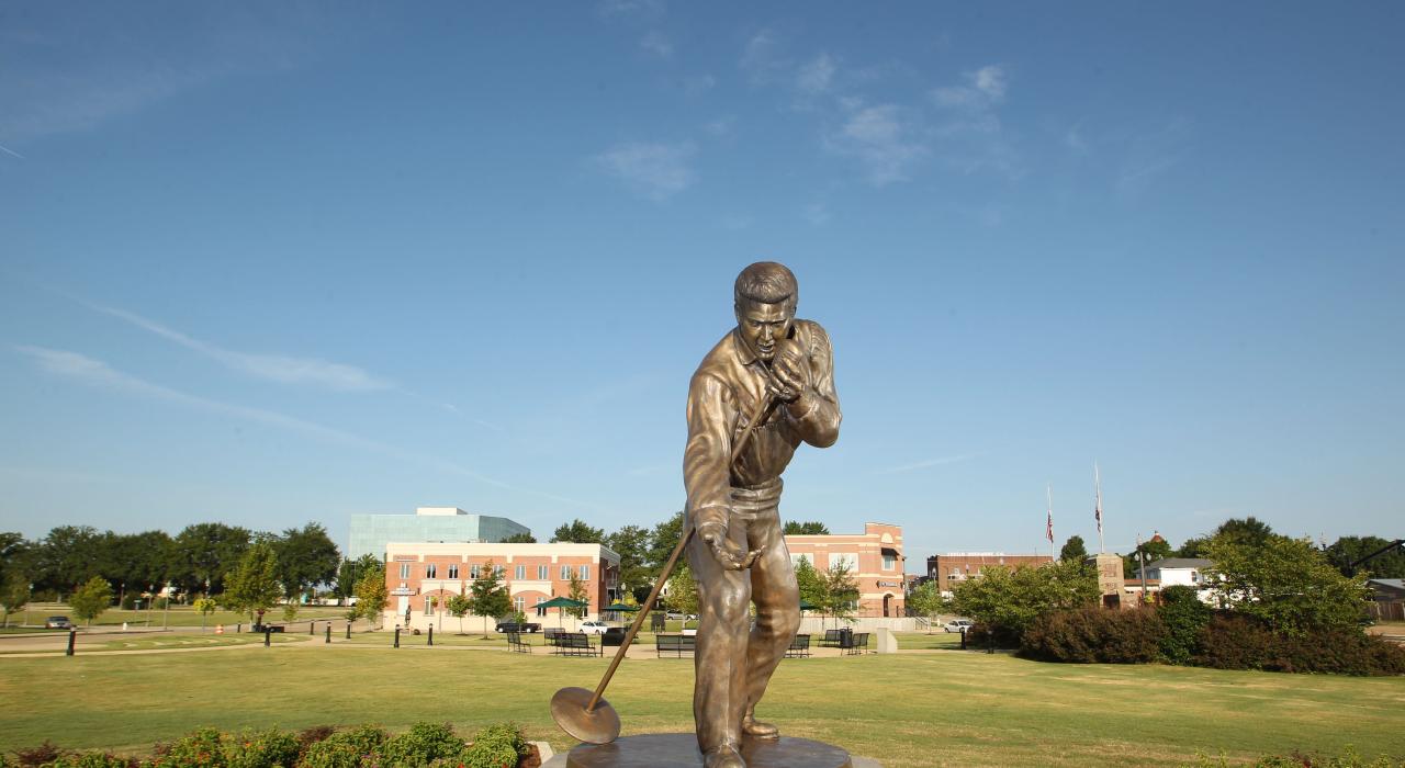 Elvis' 1956 Homecoming Statue 雕塑矗立在 Fairpark District 街区，欢迎各方游客前来游览