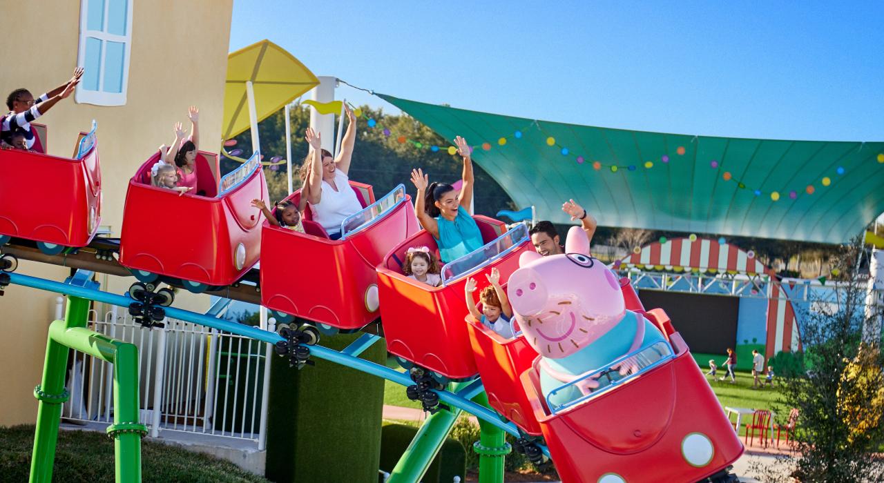 在温特黑文的小猪佩奇主题公园体验儿童过山车