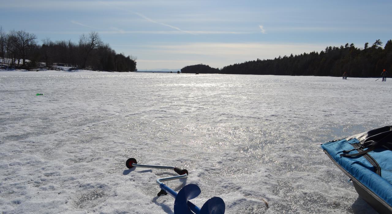 谢齐湖 (Chazy Lake) 上的美丽冬日，非常适合冰钓