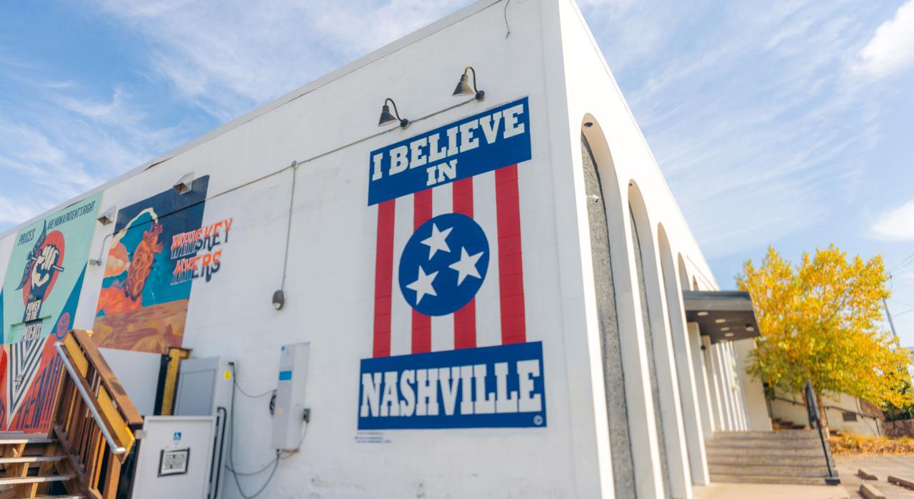 由当地艺术家 Adrien Saporiti 创作的标志性壁画《I Believe in Nashville》