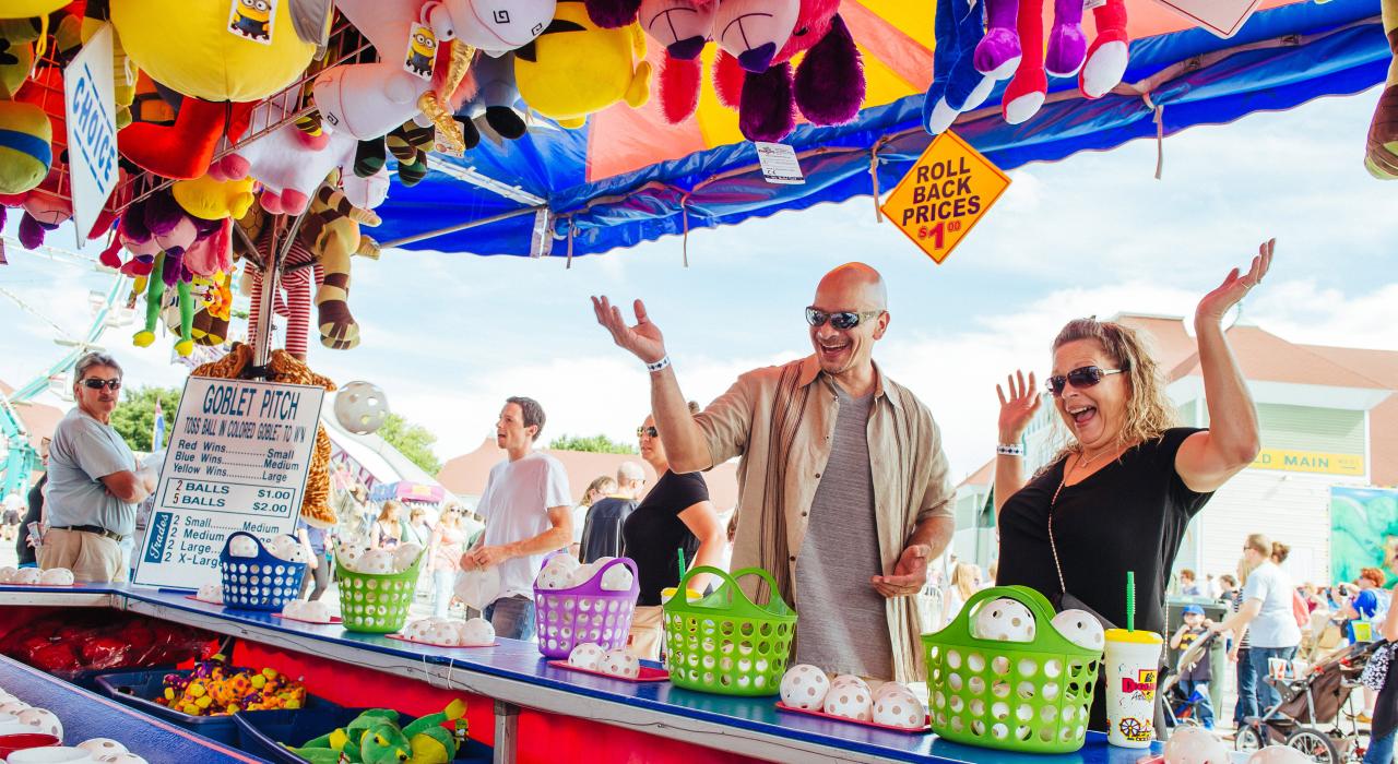 Disfrutando de los juegos del carnaval en la York State Fair anual