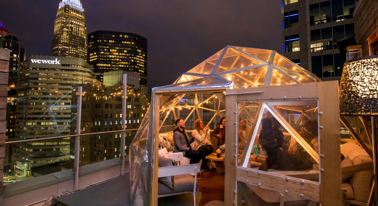 在 Merchant & Trade 餐厅享受屋顶欢乐时光，欣赏夏洛特市中心美景