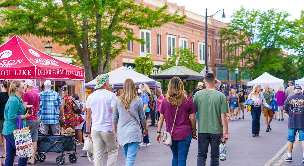探索大章克申市中心的宜人街道