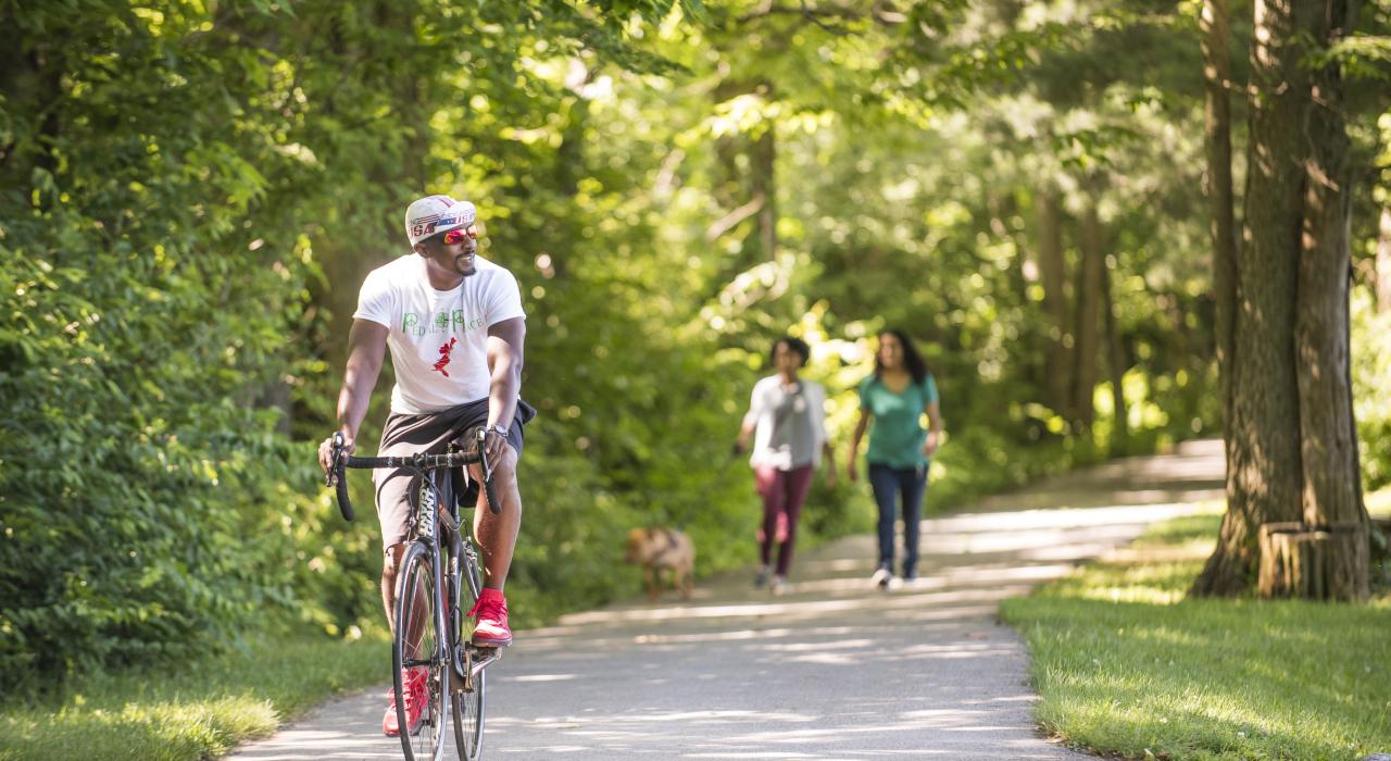 Paseando en bicicleta por los senderos verdes del York County Heritage Rail Trail Park
