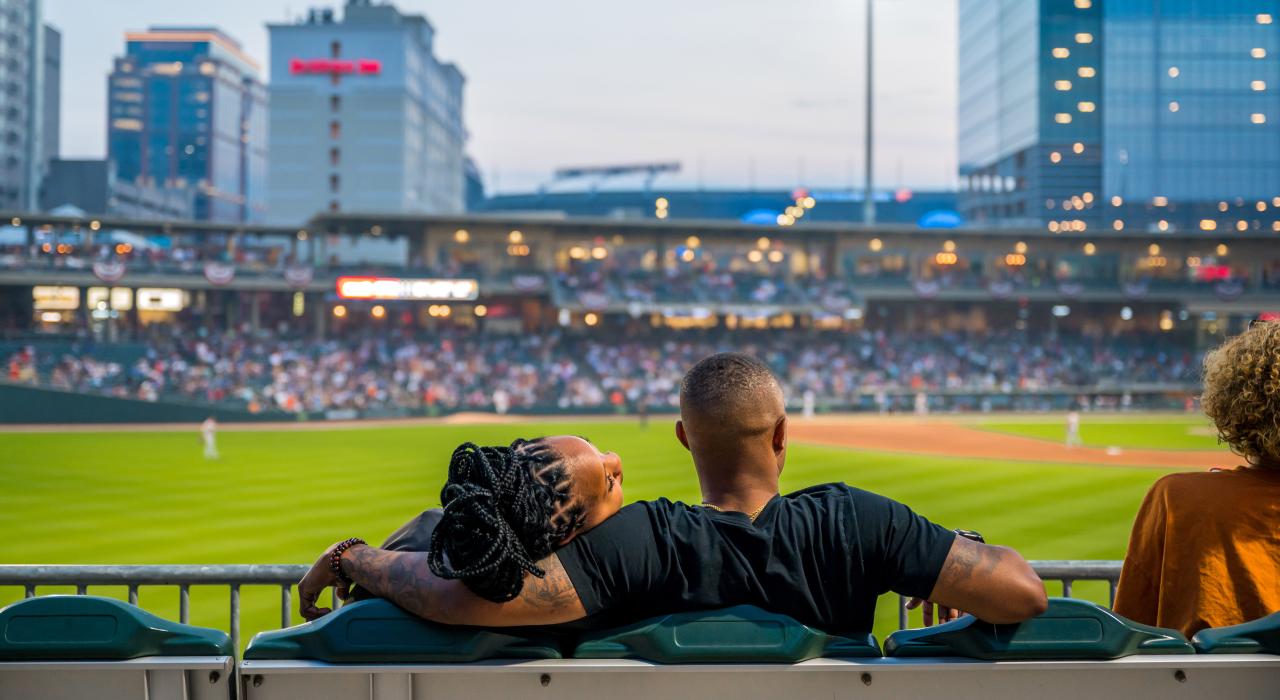 在 Truist Field 体育场观看夏洛特骑士队美国职业棒球大联盟比赛