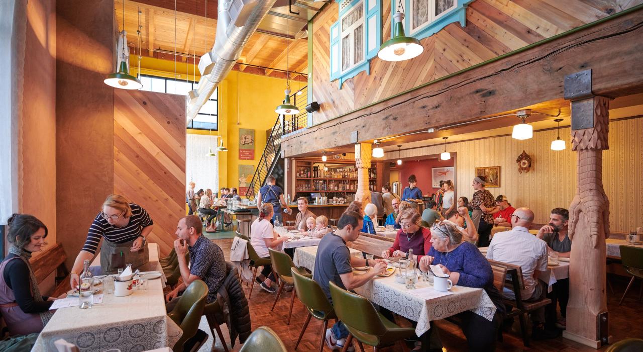 在宽敞明亮的 Kachka 餐厅里享用俄式佳肴