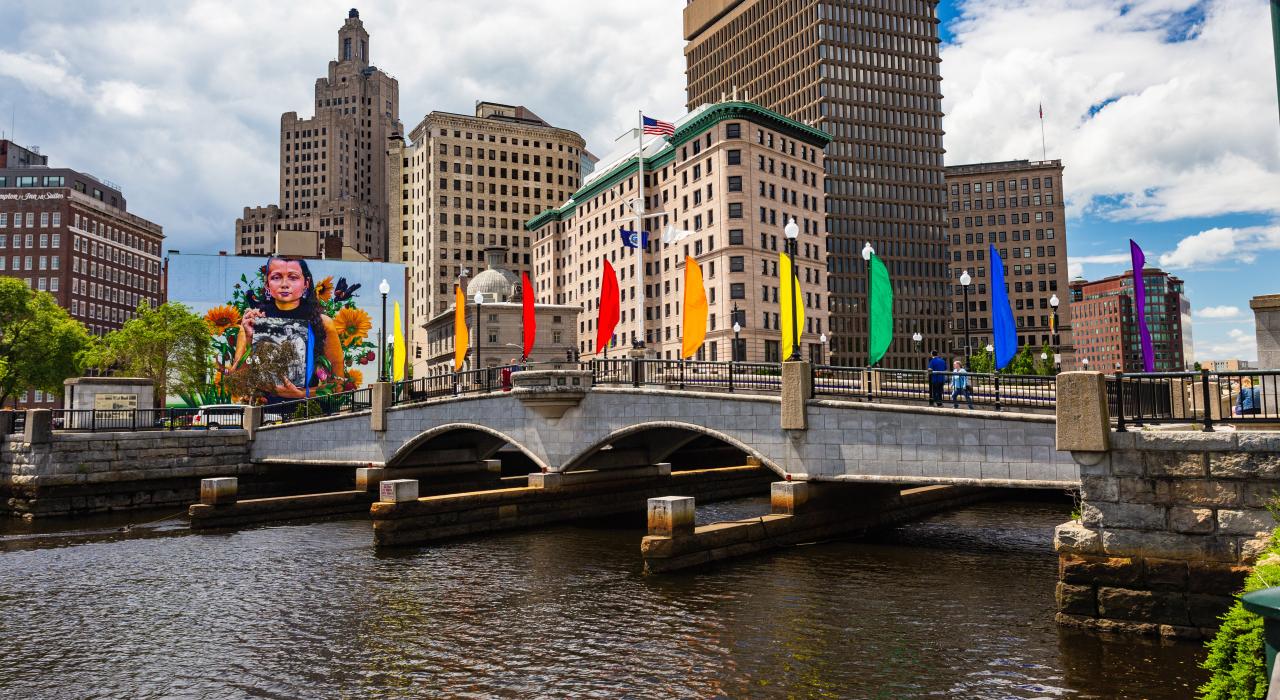 阳光明媚，河滨步道风景秀丽