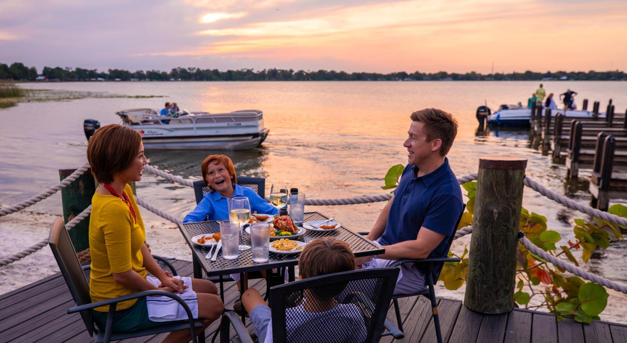 在温特黑文水畔享用晚餐