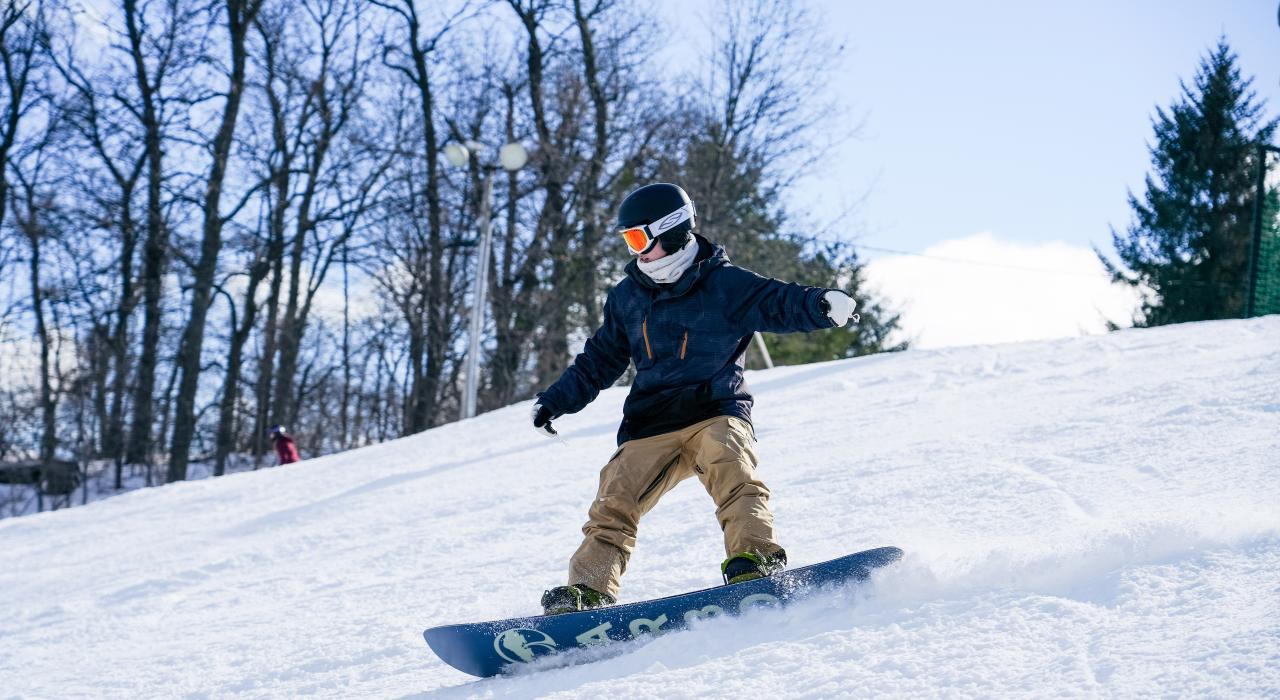 Practicando snowboard en Roundtop Mountain cerca de Lewisberry