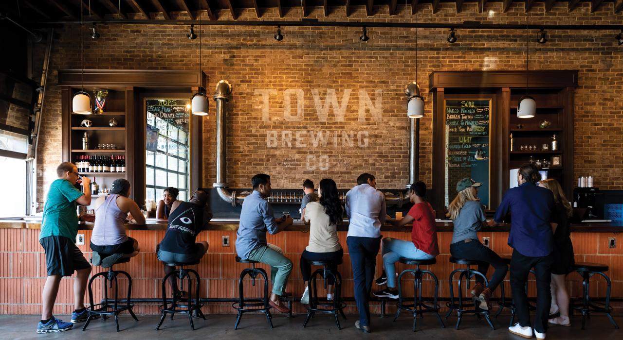 在充满工业风情的 Town Brewing Co. 餐厅品尝手工精酿啤酒