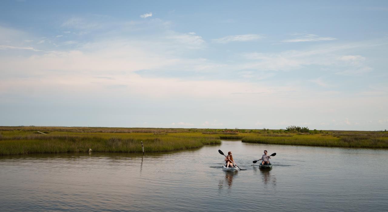 在 Montegut 附近宁静的湖面上划皮划艇