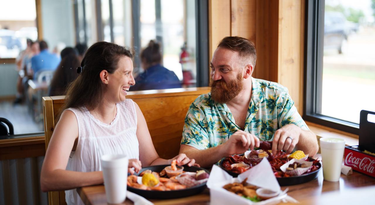 在 The Shack of Houma 餐厅品尝当地捕获的鲜虾和小龙虾