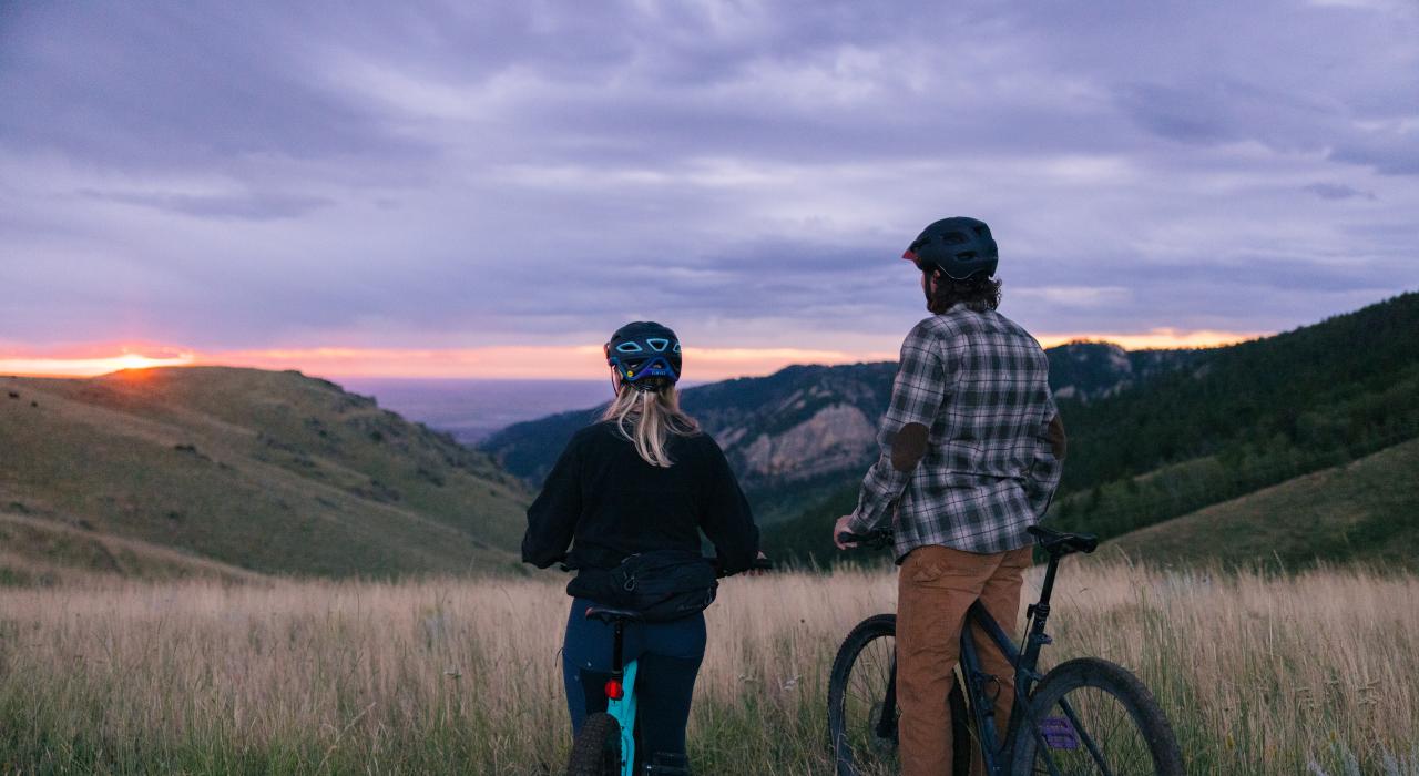 在比格霍恩山山地骑行