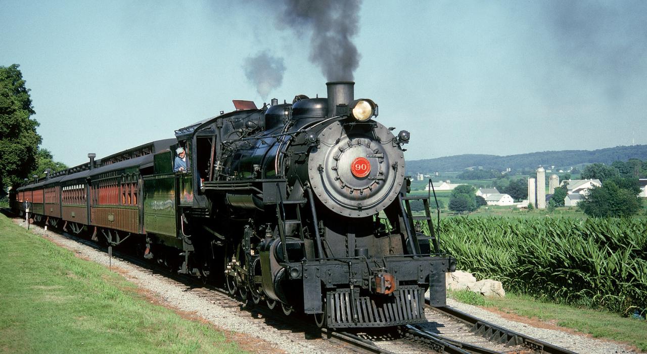 乘蒸汽火车沿斯特拉斯堡铁路参观农田