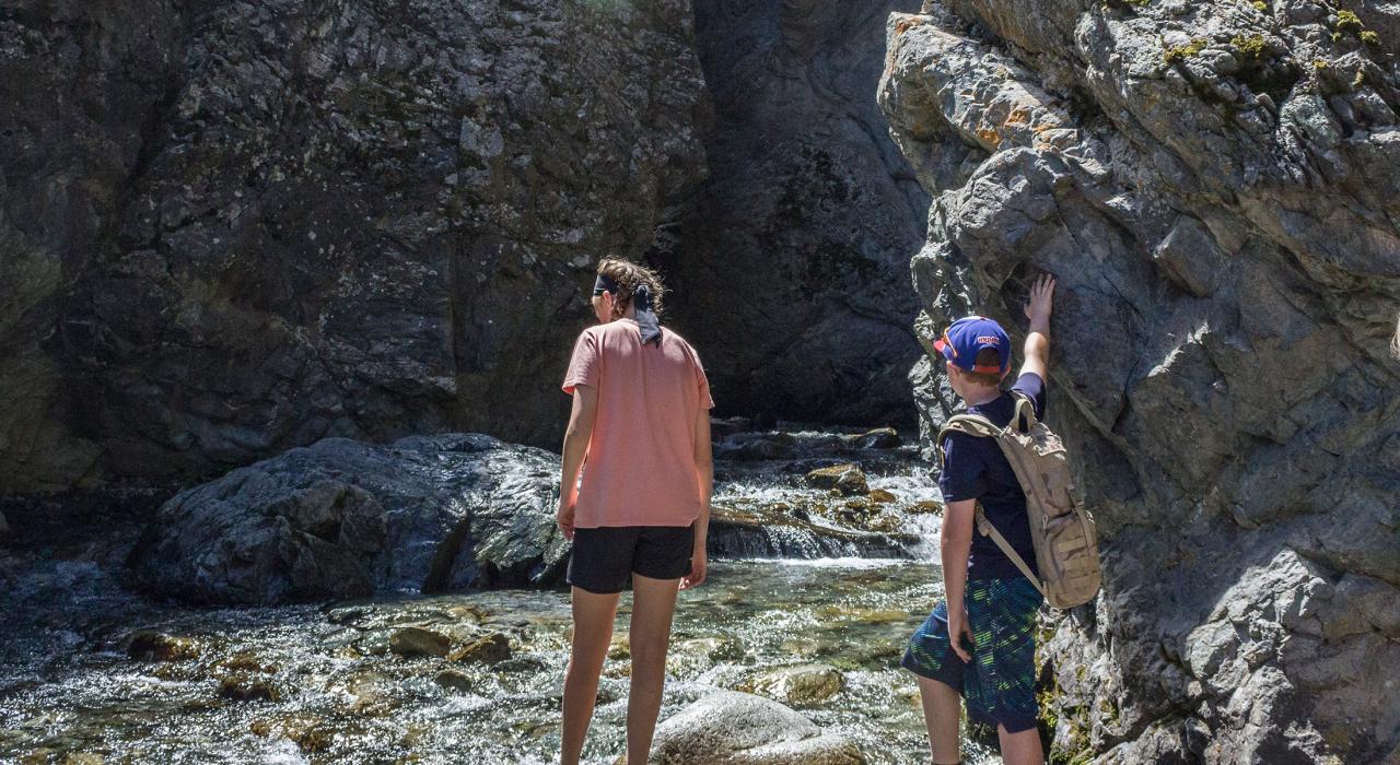 在萨帕塔瀑布脚下体验水花四溅的清凉