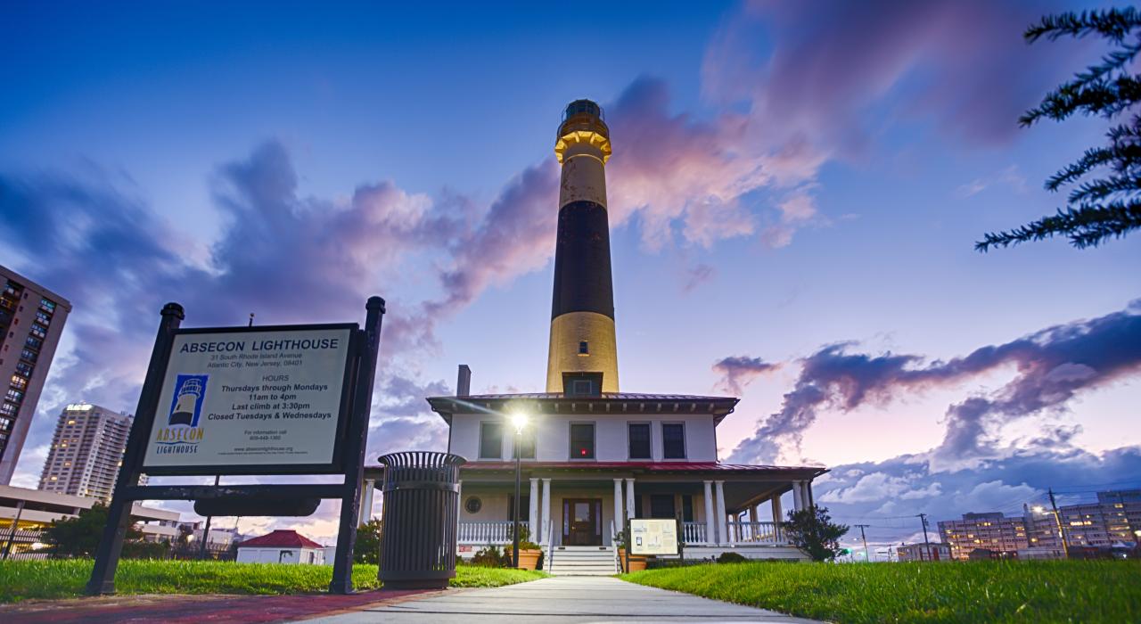 阿布西肯灯塔外的黄昏景色