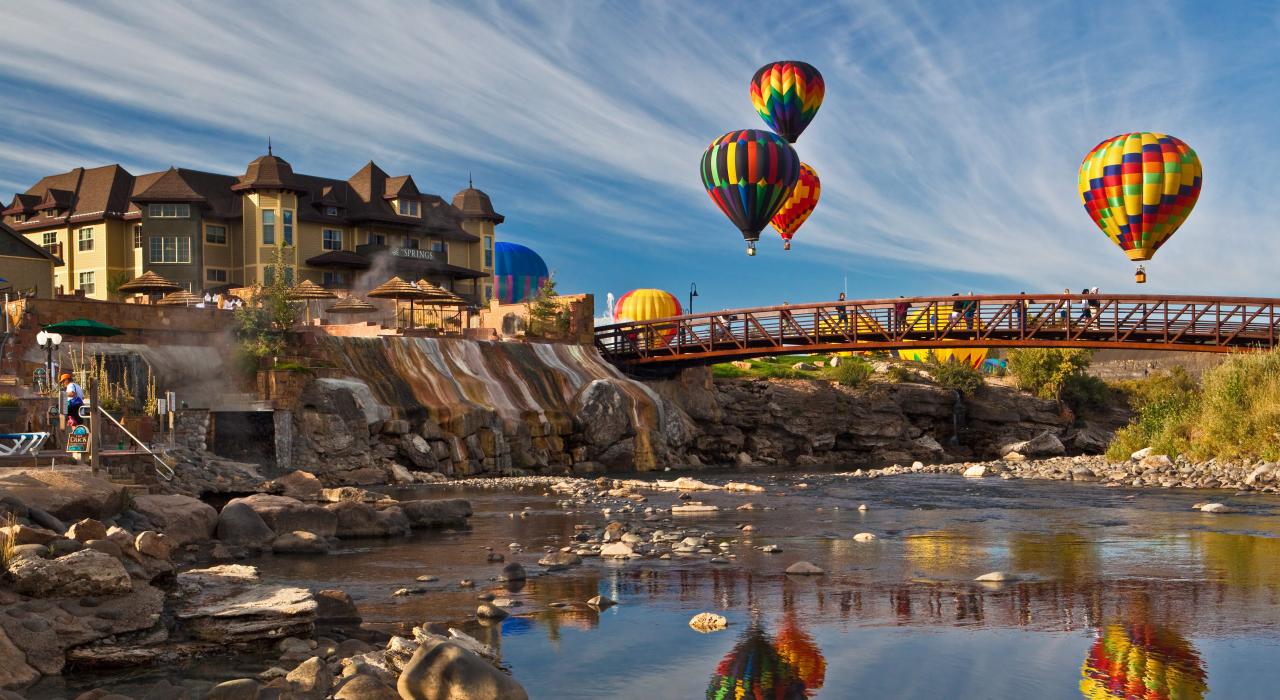 The Springs Resort 温泉度假村上空的热气球