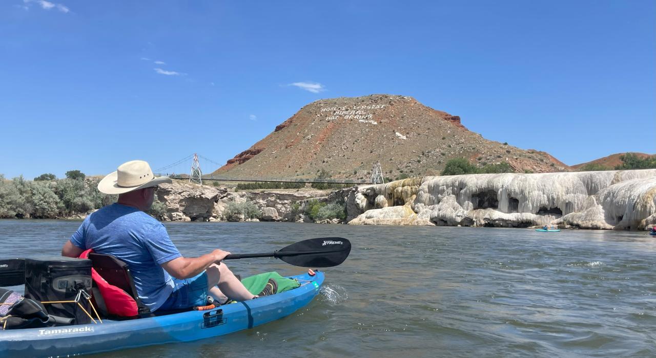 乘皮划艇沿大角河前往温泉州立公园的矿物台地