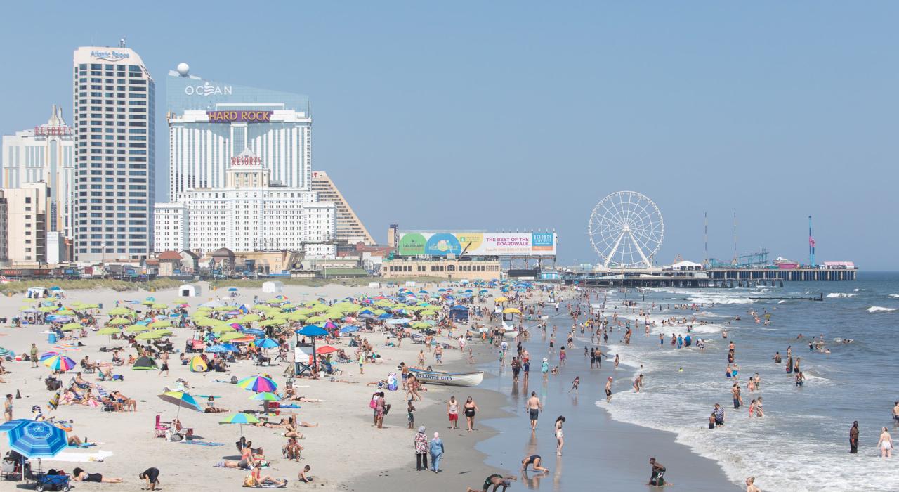 享受沙滩和冲浪的海滩游客