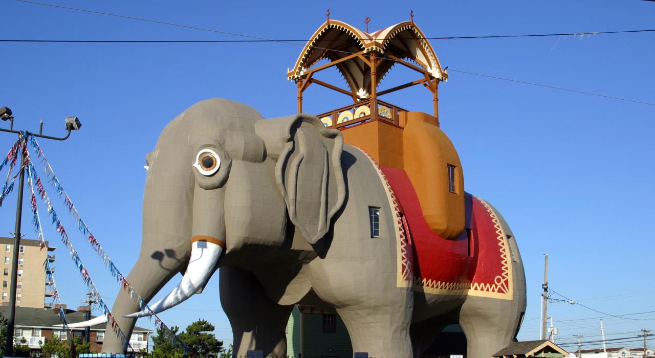 耸立于海岸之上六层楼高的国家历史地标 Lucy the Elephant