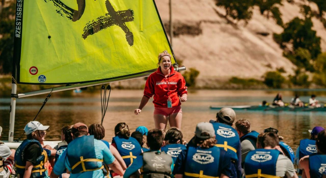 在萨克拉门托州立水上中心准备划船游览纳托马湖