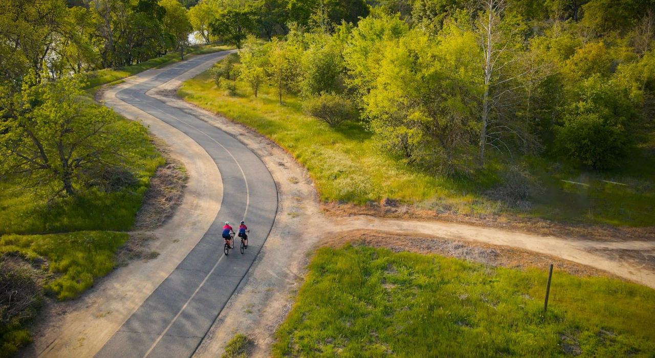 在美国河公园大道沿线的观光小径上骑行兜风