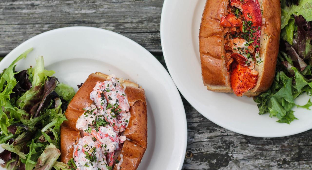 新鲜捕捞的龙虾佐以温热的黄油面包：龙虾卷是马撒葡萄园岛上不容错过的特色美食