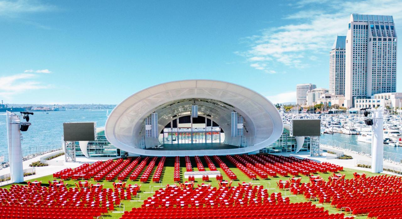 Jacobs Park 公园内的 Rady Shell 户外表演场地是海滨娱乐胜地